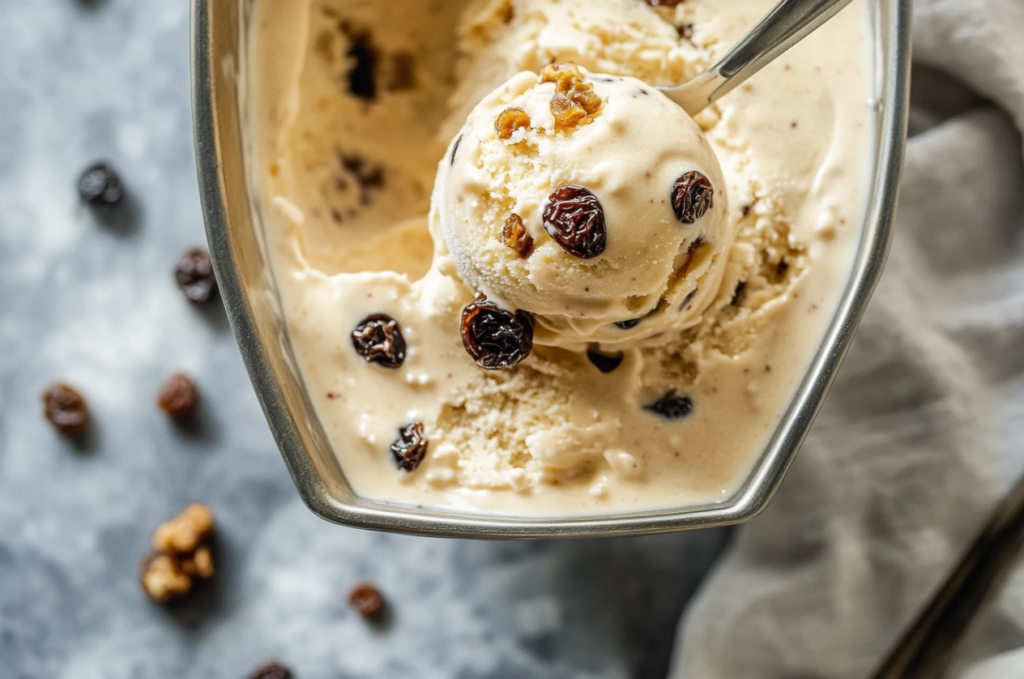 Helado de ron con pasas en un bol