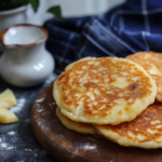 Gorditas de azúcar caseras frescas sobre una mesa de madera